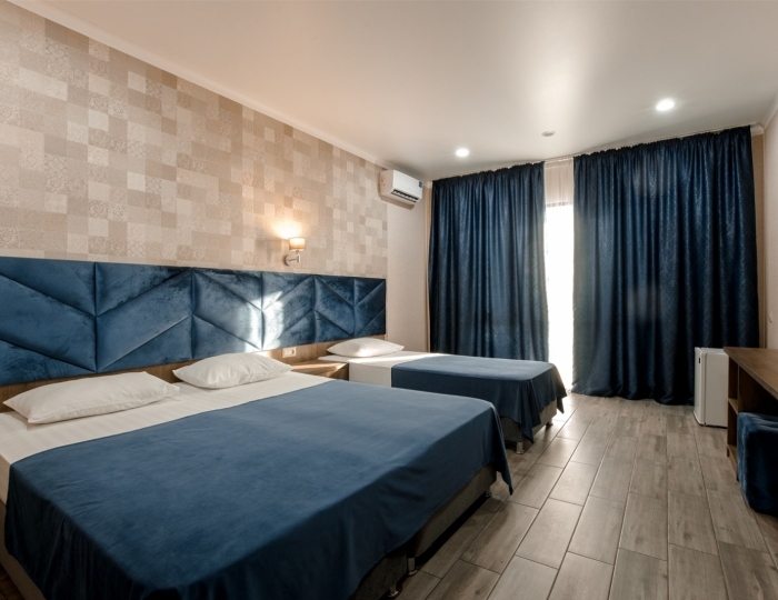 Стандарт 3-местный вид на бассейн 5 этаж - Отель «Голден Резорт»